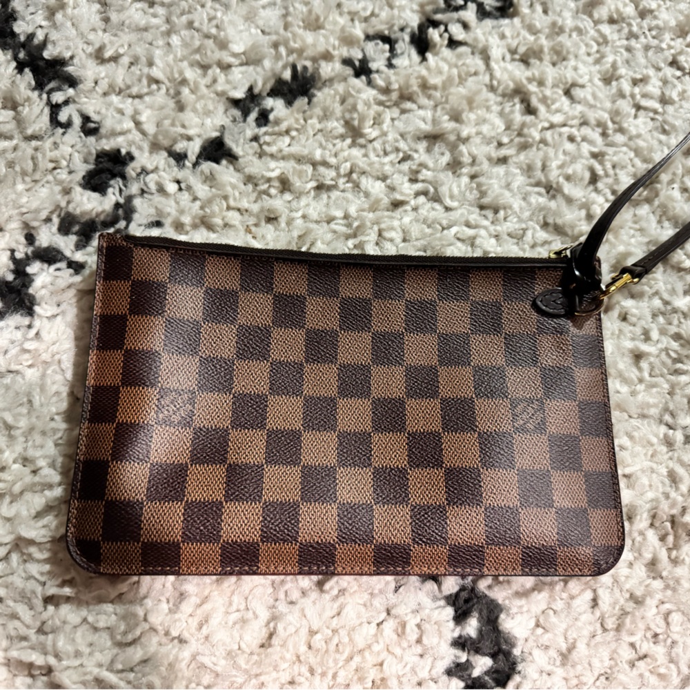 100% authentic Louis Vuitton Damier wristlet